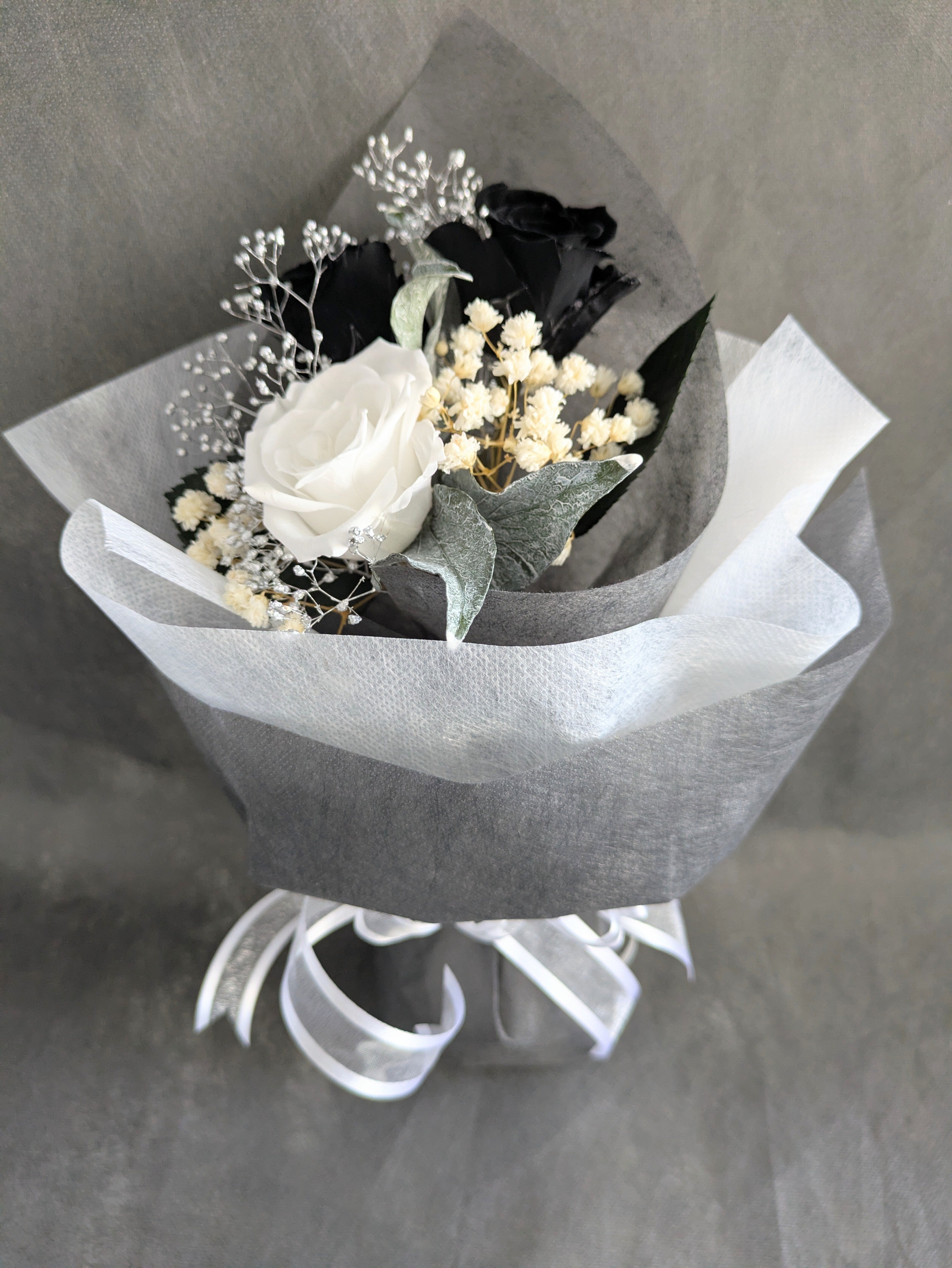 プリザーブドフラワー／黒と白薔薇のシックな3輪花束