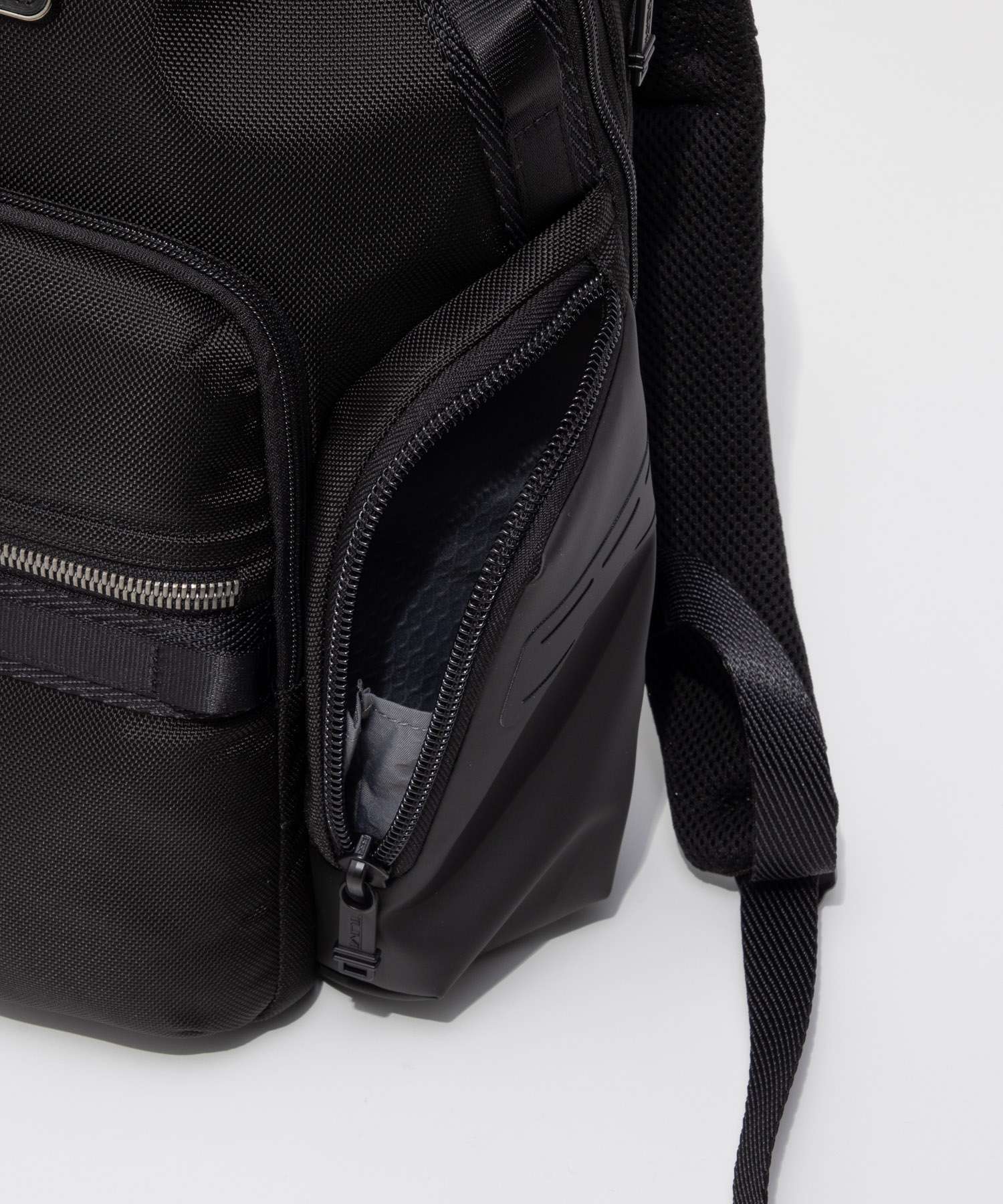 トゥミ TUMI ALPHA BRAVO アルファ ブラボー Navigation Backpack ナヴィゲーション バックパック 0232793D 142479 0232793DGMT 159082 リュックサック メンズ バッグ ブラック 防水加工 ラップトップ収納 PCポケット 収納力 大容量 通勤 ビジネス