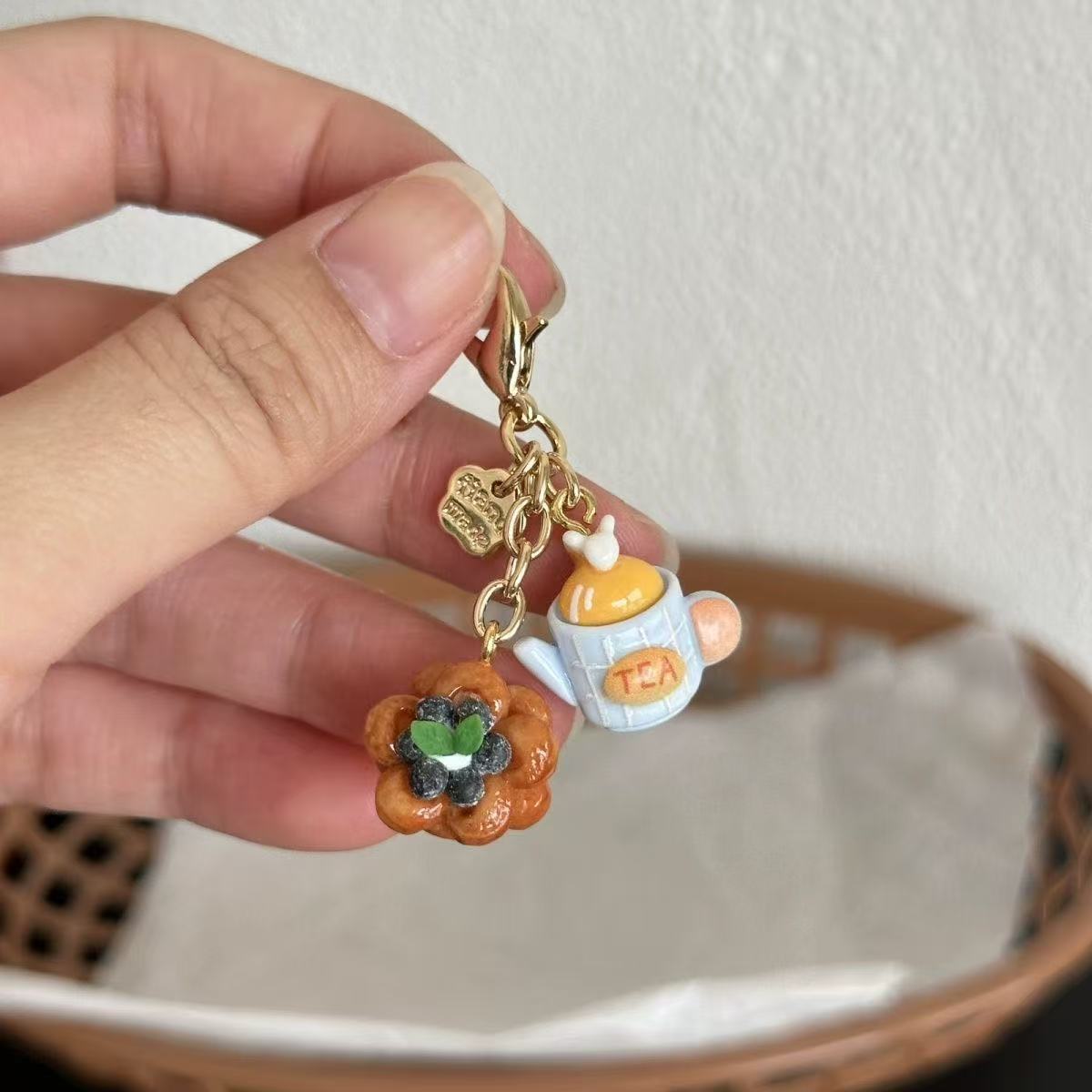 ティーポット フラワー チャーム 2点セット ミニチュア キーホルダー バッグチャーム ティータイム お花 スイーツ風 ミニチュアチャーム カニカン付き かわいい おしゃれ バッグ飾り ポーチ 小物 雑貨 プレゼント