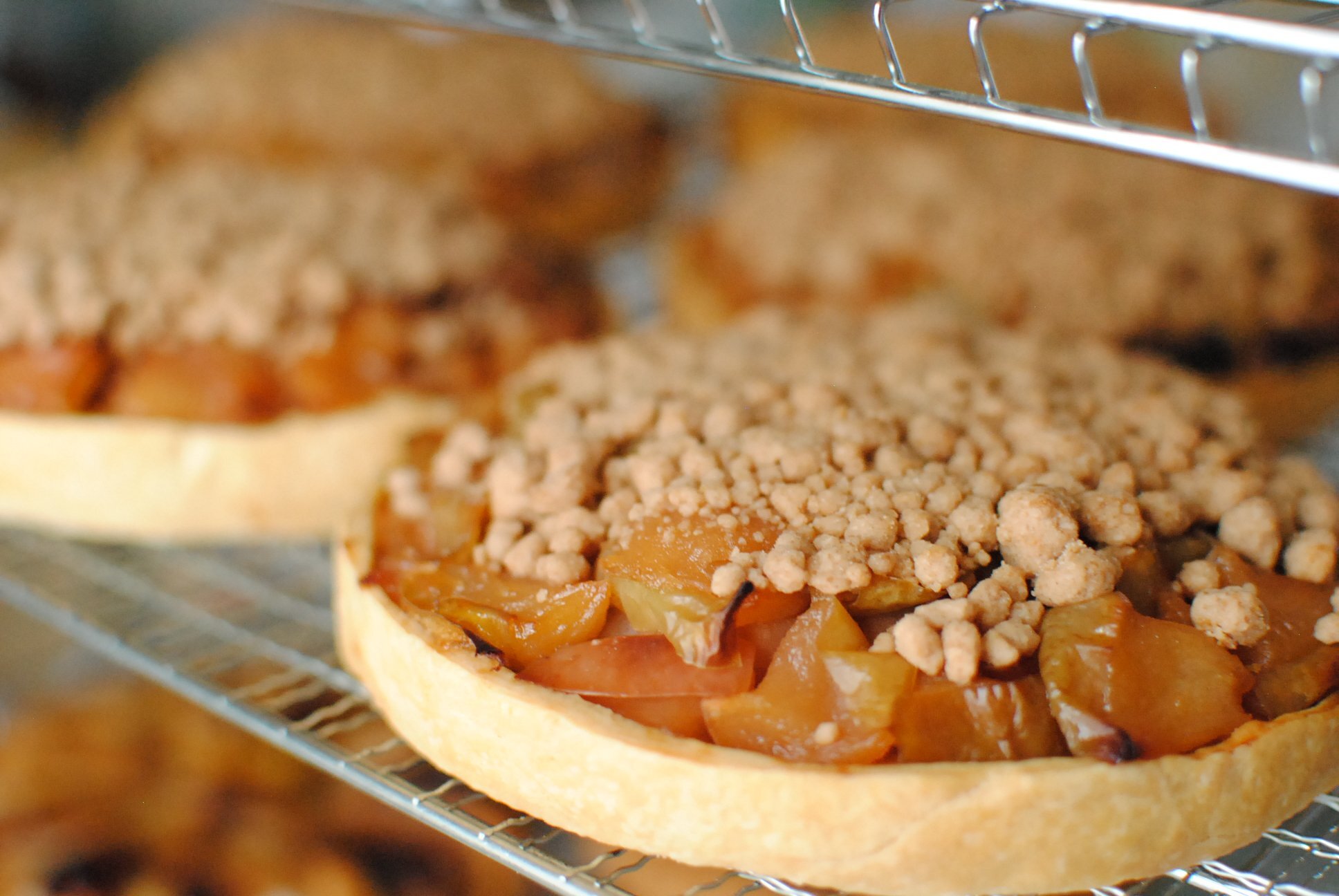 【シナモンクランブルと紅玉りんごのタルト】ギフト 母の日 父の日  誕生日 バースデーギフト ご褒美 りんごのタルト ご褒美スイーツ プチ贅沢 クリスマス 贈り物 手作りスイーツ お家カフェ
