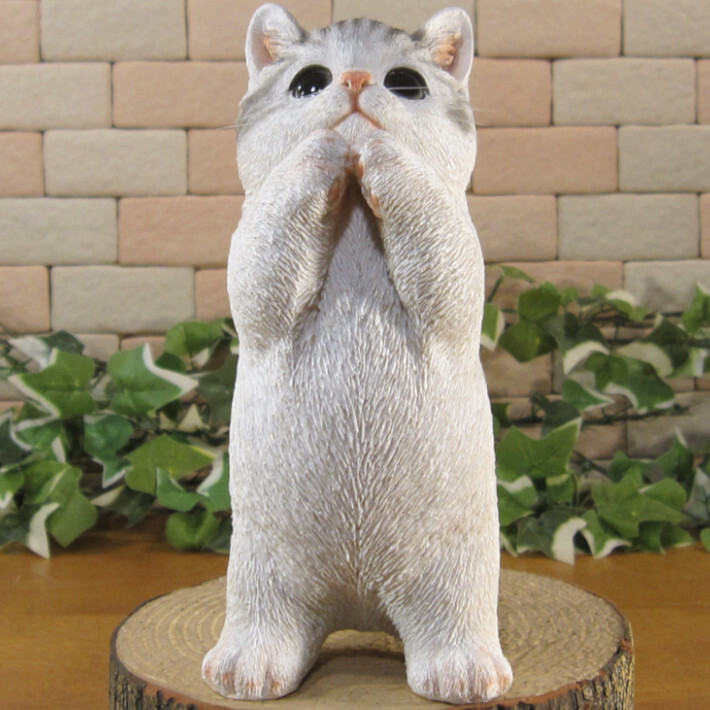 猫　置物 リアル　シンお願いキャット　１　ホワイト＆グレー　ネコ　動物オブジェ　ガーデン　オーナメント　店舗　カウンター　装飾　オブジェ　インテリア　玄関先　庭　ねこ好きさん人気ギフト　動物人気ギフト　クリスマスプレゼント　お誕生日祝い　母の日人気　父の日人気　敬老の日人気