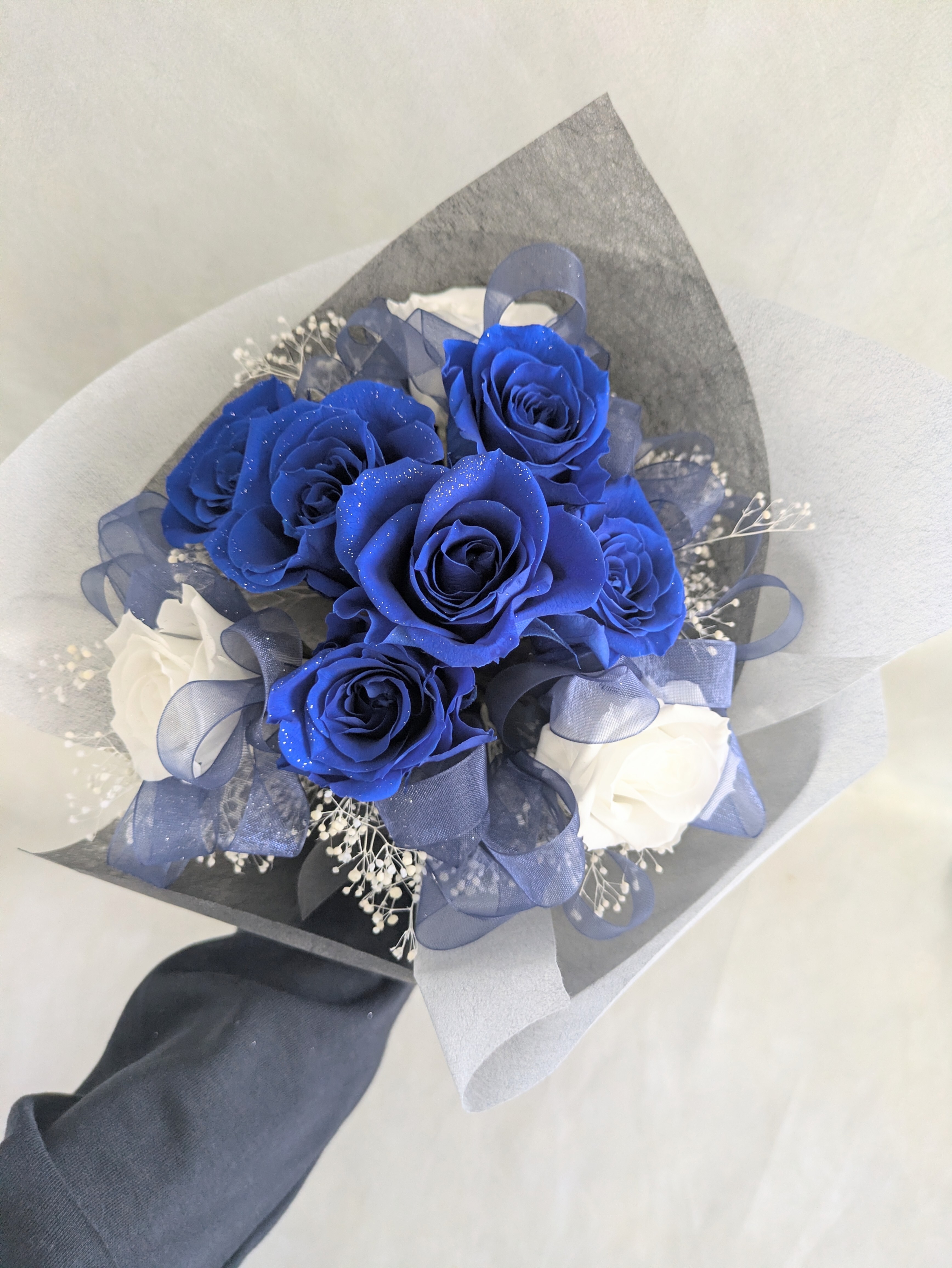 プリザーブドフラワー／青い薔薇と白い薔薇輪のふんわりかすみ草の花束（黒グレー花束ラッピング）