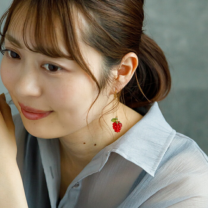 ゆらゆら揺れるかわいいワイルドストロベリー 野いちご フックピアス 金属アレルギー対応 ステンレス製 春 赤い実 ロング 大ぶり