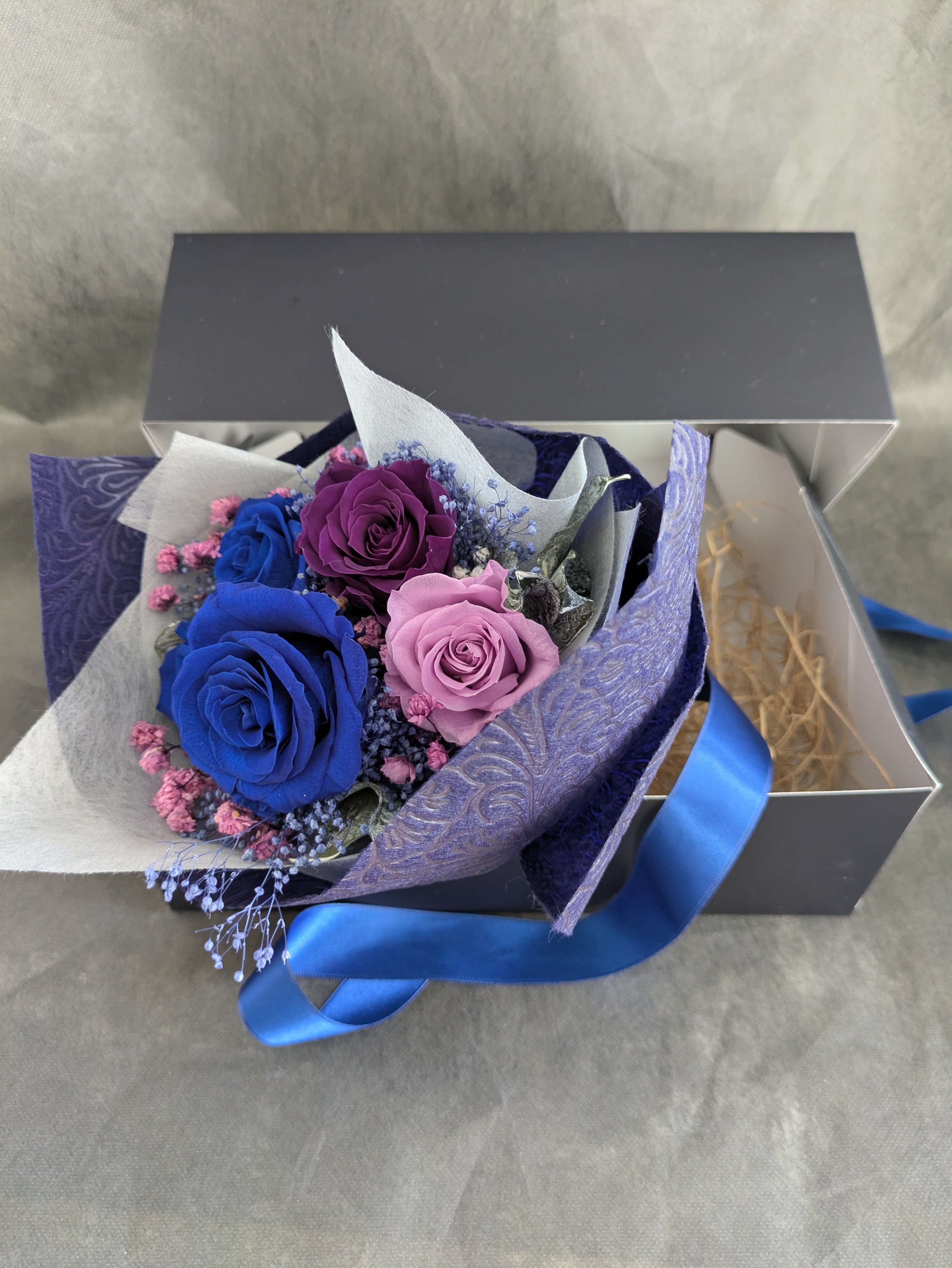 プリザーブドフラワー青と紫の薔薇の花束ギフトボックス