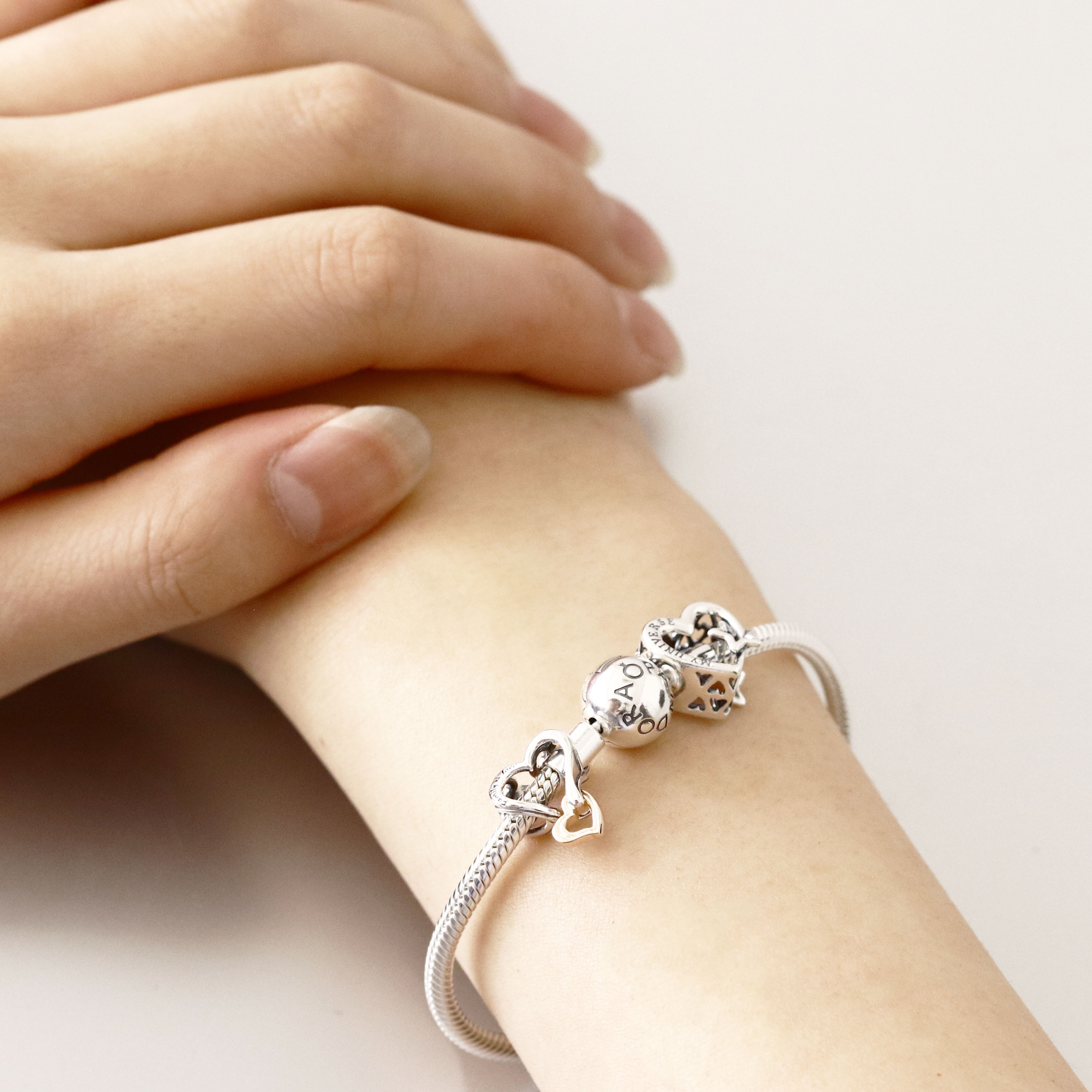 ボックス・ショッパー付 PANDORA(パンドラ) ★ Moments Snake Chain Bracelet ★モーメント スネーク チェーン ブレスレット ★ チャーム ブレスレット カスタマイズ アクセサリー シンプル 日常使い 誕生日 記念日 母の日 プレゼント ギフト