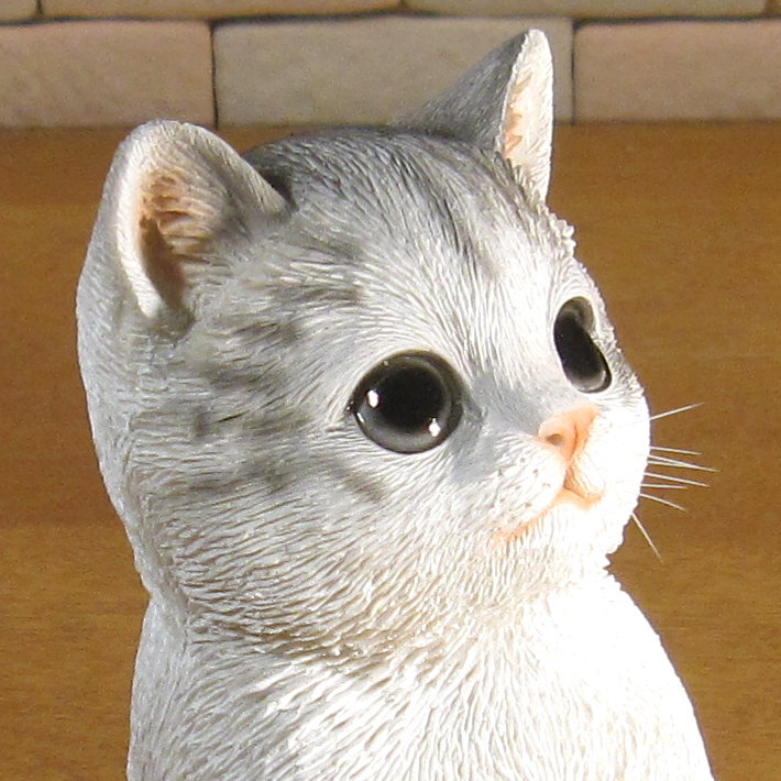 猫　置物 リアル　シンお願いキャット　４　ホワイト＆グレー　ネコ　動物オブジェ　ガーデン　オーナメント　店舗　カウンター　装飾　オブジェ　インテリア　玄関先　庭　ねこ好きさん人気ギフト　動物人気ギフト　クリスマスプレゼント　お誕生日祝い　母の日人気　父の日人気　敬老の日人気
