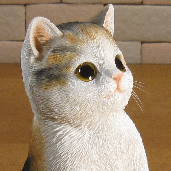 猫　置物 リアル　シンお願いキャット　４　ミケ　ネコ　動物オブジェ　ガーデン　オーナメント　店舗　カウンター　装飾　オブジェ　インテリア　玄関先　庭　ねこ好きさん人気ギフト　動物人気ギフト　クリスマスプレゼント　お誕生日祝い　母の日人気　父の日人気　敬老の日人気