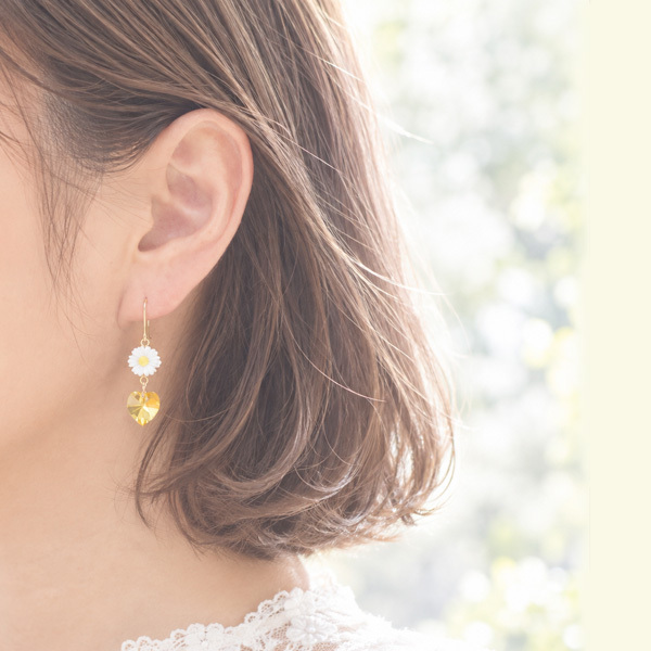 【ミニデイジー/ヒマワリイエローハートピアス/イヤリング☆日本製】結婚式/ウエディングパーティアクセ/クリスマス/かわいい/プチギフト/