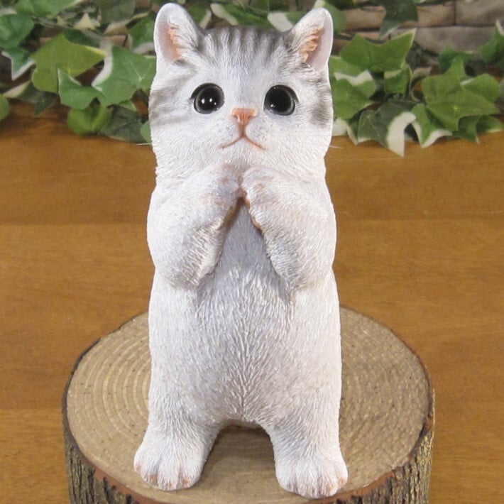 猫　置物 リアル　シンお願いキャット　１　ホワイト＆グレー　ネコ　動物オブジェ　ガーデン　オーナメント　店舗　カウンター　装飾　オブジェ　インテリア　玄関先　庭　ねこ好きさん人気ギフト　動物人気ギフト　クリスマスプレゼント　お誕生日祝い　母の日人気　父の日人気　敬老の日人気