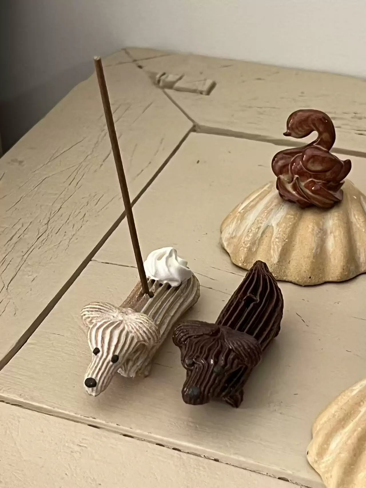 お香立て ダックスフンド 陶器製 ハンドメイド風 パフモチーフ 犬 置物 かわいい インセンスホルダー 香皿 アロマ雑貨 卓上 インテリア 玄関 リビング 寝室 飾り ギフト プレゼント
