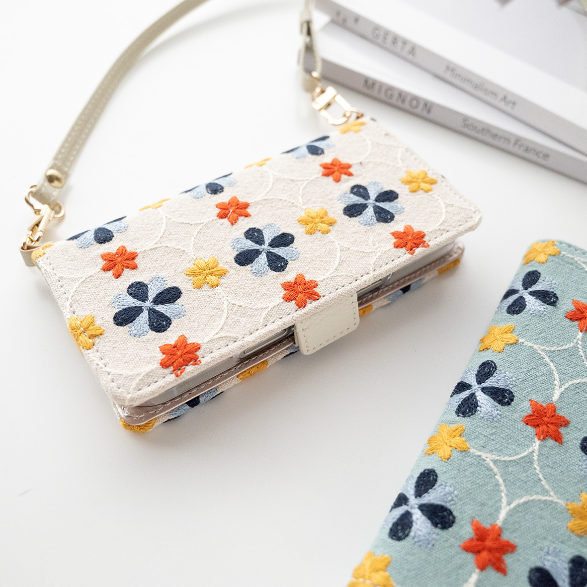 多機種対応 スマホケース 手帳型 【 レトロ花つづり 】 刺繍 サイドマグネット 北欧風 フラワー iPhone18Pro プレゼント