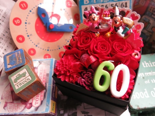 【翌日届け 還暦祝い 60歳 赤バラ】ミッキー ミニー 花束風 数字60入り ご希望数字入りプレゼント 箱を開けてサプライズ 赤バラ プリザーブドフラワー入り