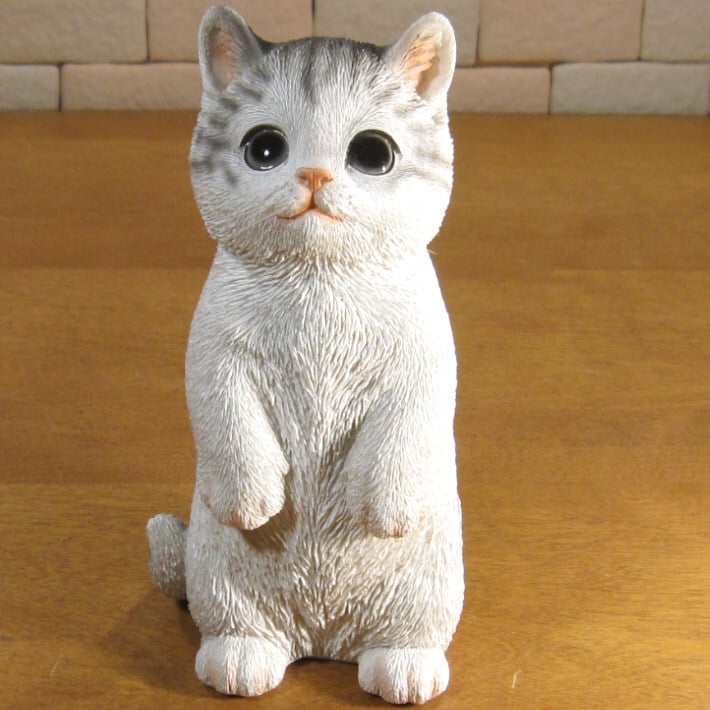 猫　置物 リアル　シンお願いキャット　４　ホワイト＆グレー　ネコ　動物オブジェ　ガーデン　オーナメント　店舗　カウンター　装飾　オブジェ　インテリア　玄関先　庭　ねこ好きさん人気ギフト　動物人気ギフト　クリスマスプレゼント　お誕生日祝い　母の日人気　父の日人気　敬老の日人気