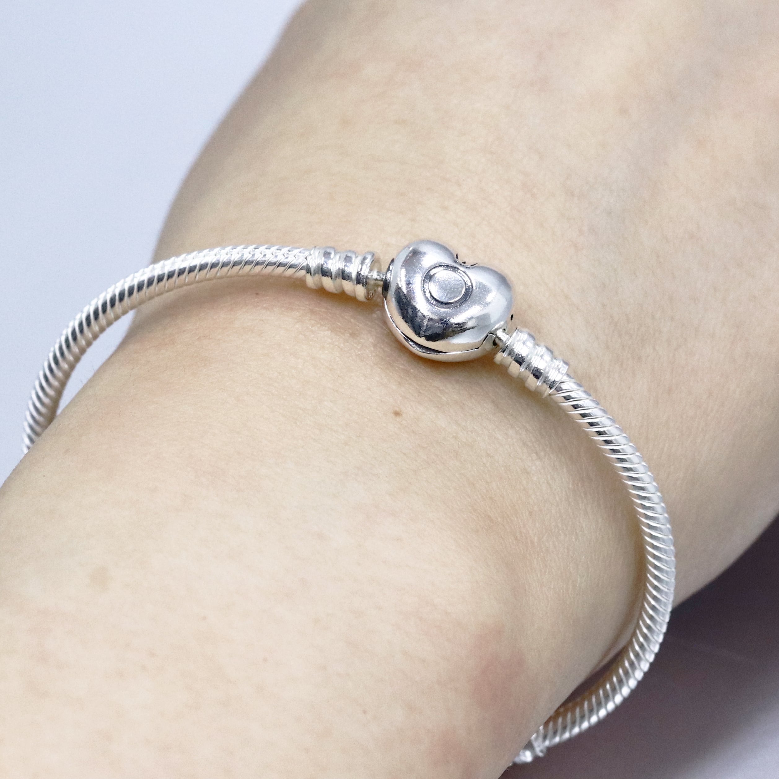 ボックス・ショッパー付 PANDORA(パンドラ) ★ Moments Heart & Snake Chain Bracelet ★モーメント ハート＆スネークチェーン ブレスレット ★ チャーム ブレスレット カスタマイズ アクセサリー シンプル 日常使い 誕生日 記念日 母の日 プレゼント ギフト