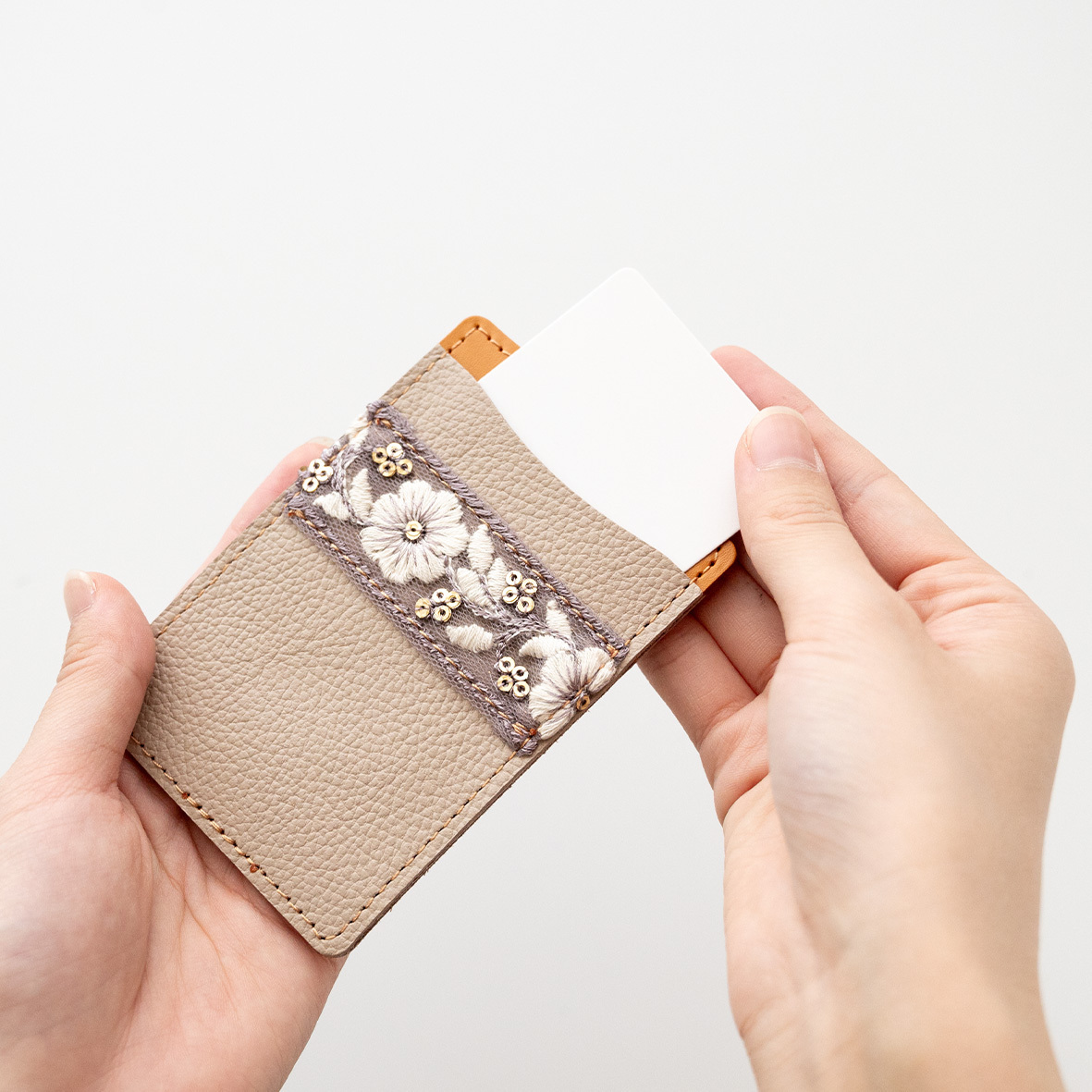 パスケース リール付き 【 インド刺繍 01 × シュリンクレザー 】 本革 レザー 刺繍 リボン 定期入れ 新生活