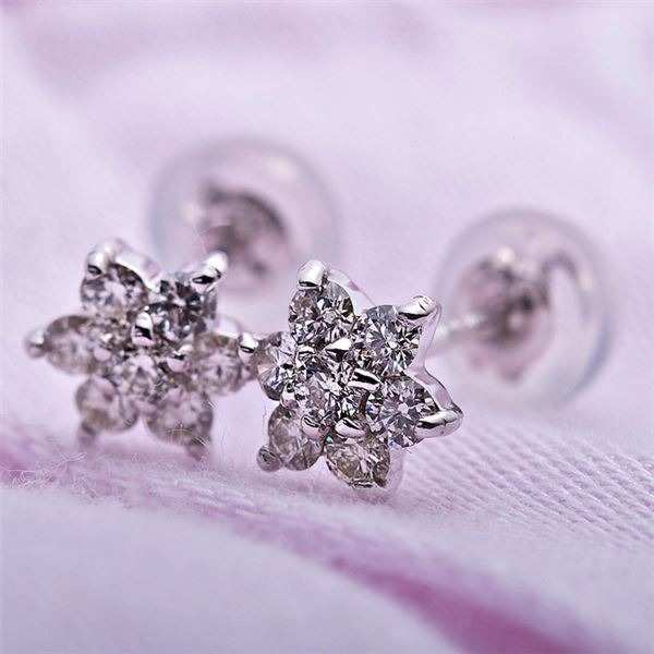 ダイヤモンド ピアス K18 ホワイトゴールド 0.3ct フラワー 花 モチーフ ダイヤピアス レディース 18金 鑑別カード付き 天然石 シンプル アクセサリー ギフト プレゼント 贈り物 誕生日 記念日 結婚式