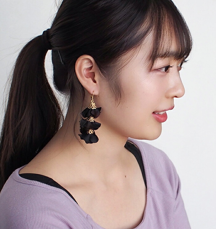 ピアス 金属アレルギー サージカルステンレス フック 落ちない 引っかからない 外れにくい フック 花びら フラワー タッセル 揺れる 上品 かわいい 大ぶり アシンメトリー ハロウィン コスプレ クリスマス パーティー