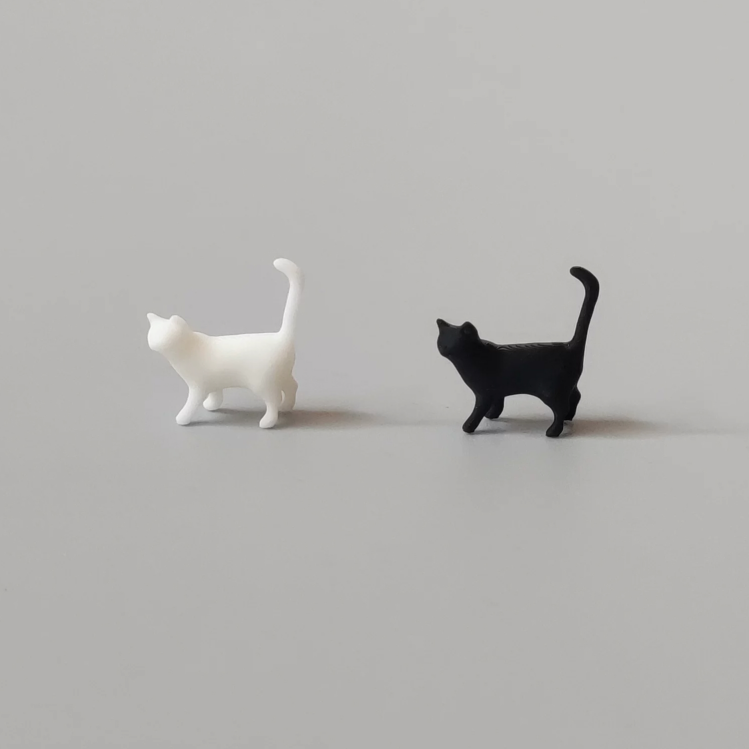 猫 置物 2個セット 黒猫 白猫 ミニチュア フィギュア 小さめ ネコ オブジェ シンプル かわいい 動物 モデル インテリア雑貨 卓上 飾り 棚 デスク 玄関 リビング 撮影小物