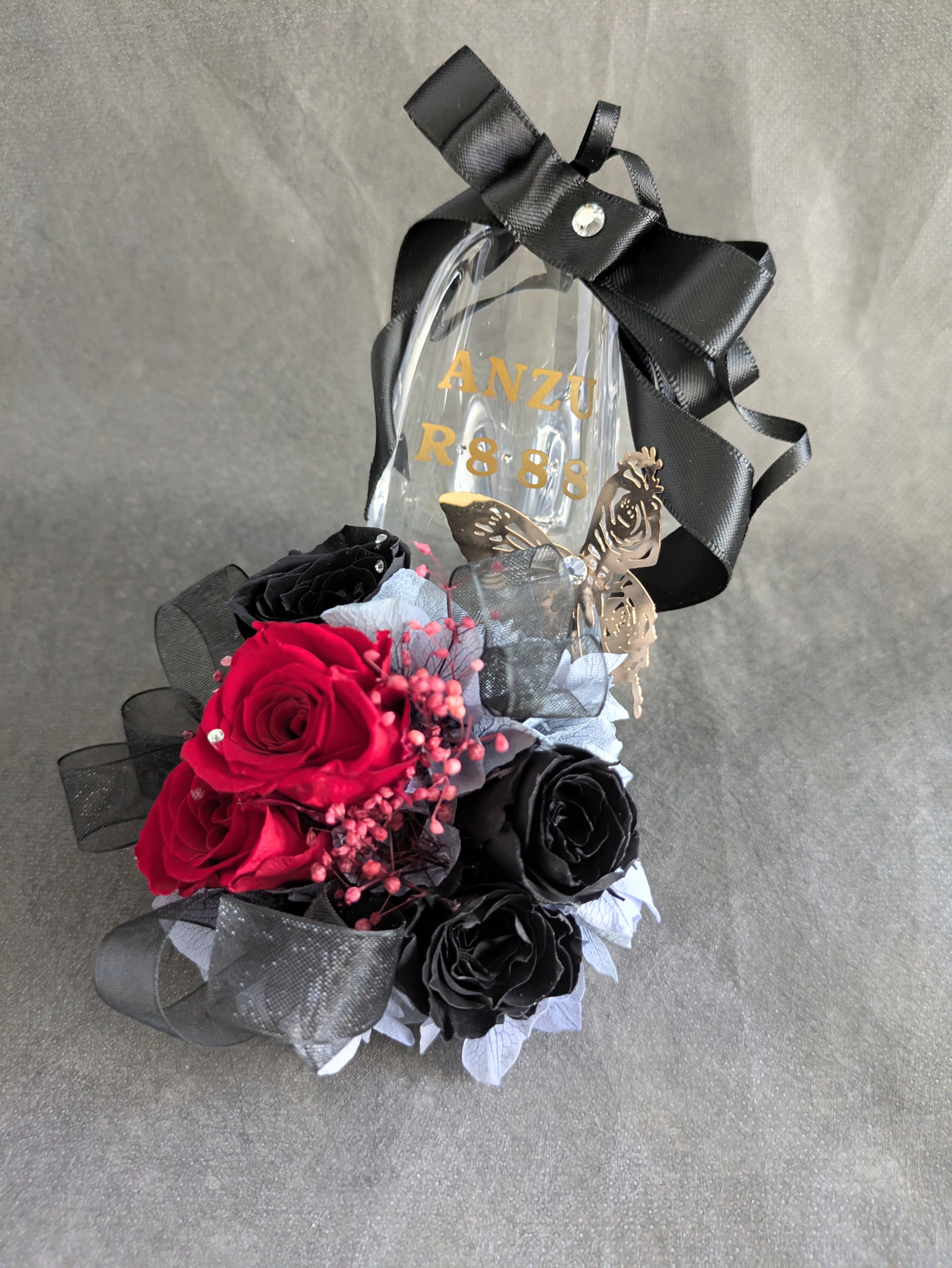 【プリザーブドフラワー／ガラスの靴ミニシリーズ】黒薔薇と赤薔薇のミニ薔薇とリボンのギフトシューズ♡