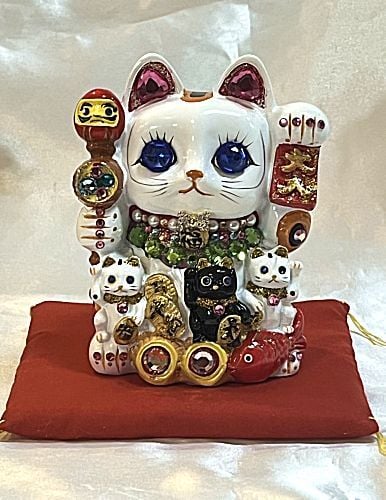 【招き猫がパワーアップ！】ゴージャス デコレーション 招福招き猫：Mサイズ（貯金箱）【贈り物に】猫 ねこ cat キャット デコレーション 置物 風水 鯛 俵 まねきねこ ラインストーン キラキラ 商売繁盛 開店祝い 合格祈願 御祝 内祝 縁起物 誕生日 記念日 母の日 お祝い 贈り物 プレゼント ギフト 可愛い かわいい