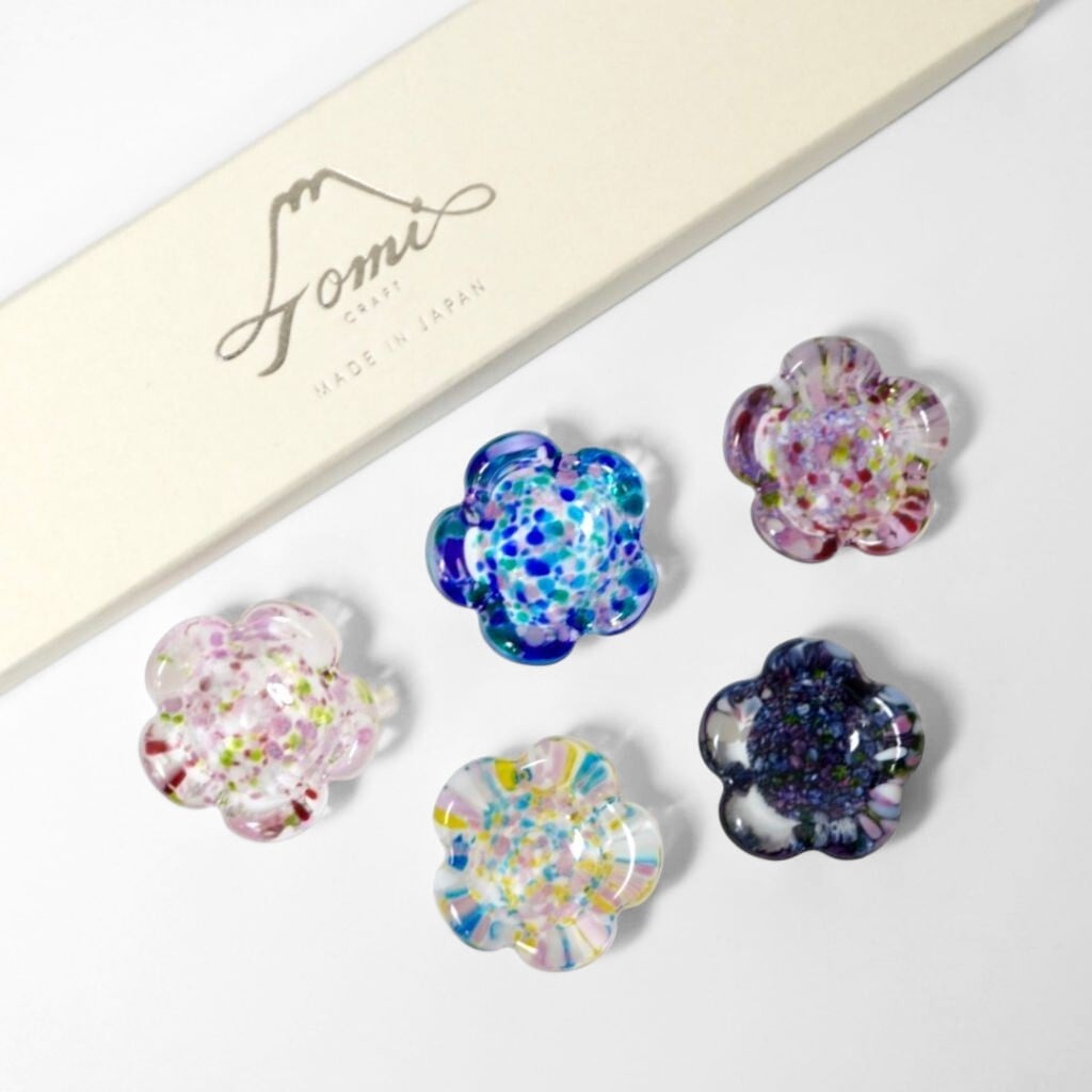 【江戸硝子 うきよ花 箸置き 5個セット】【ラッピング・熨斗対応可】【結婚のお祝いに】誕生日 両親 父 母 夫婦 祖父母 結婚記念日 父の日 母の日 敬老の日 特別 友達 カップル パートナー お揃い 家族 結婚祝い 新築祝い 和モダン 国内生産 内祝い 上品 優美 上司 先輩 後輩 新生活 TOMICRAFT 六角箸置き はし置き おしゃれ 可愛い ガラス食器  ギフト 富硝子 プレゼント