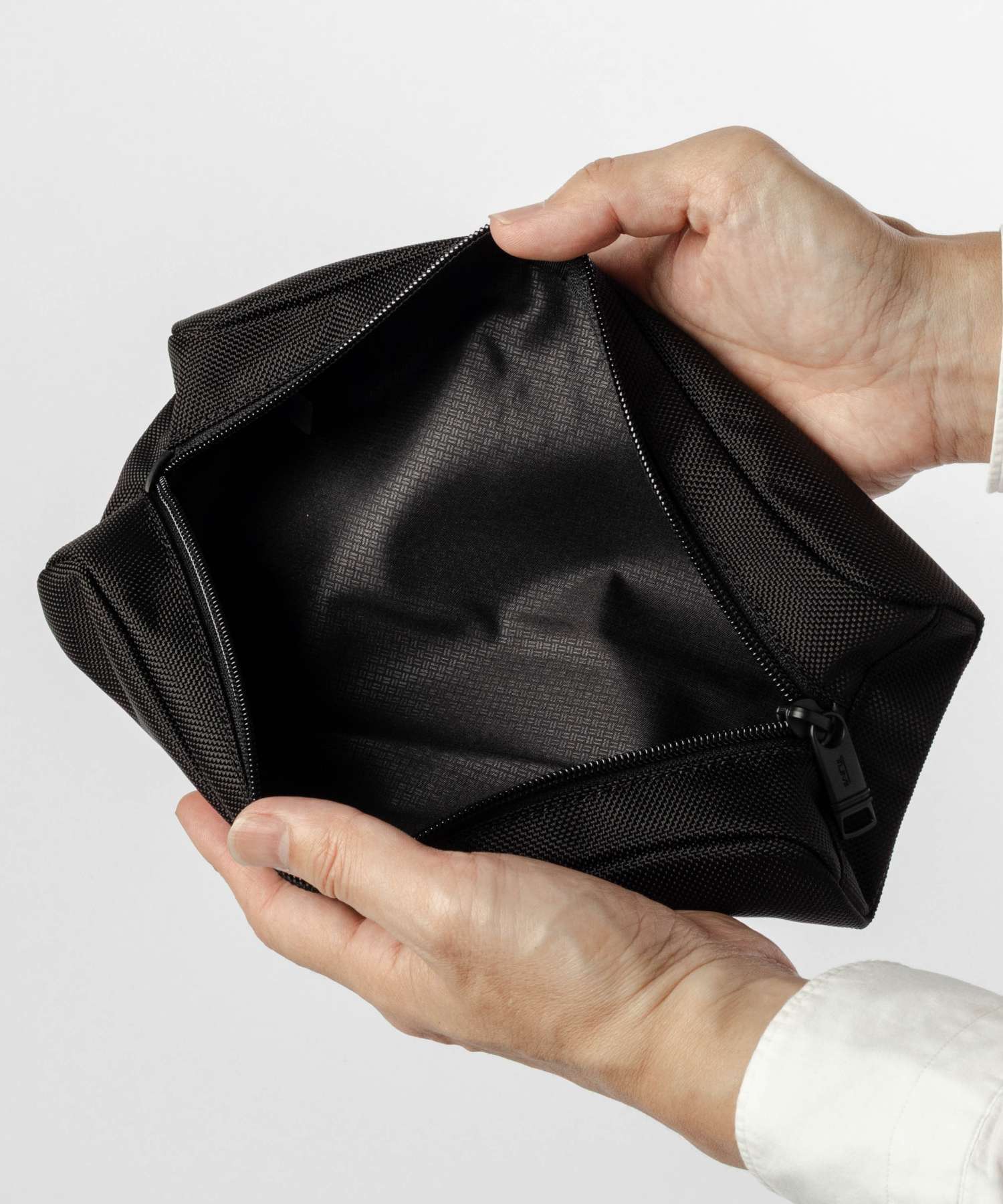 トゥミ TUMI ALPHA アルファ ELECTRONIC CORD POUCH 02603042D3 117250 ポーチ メンズ 雑貨 小物 ブラック