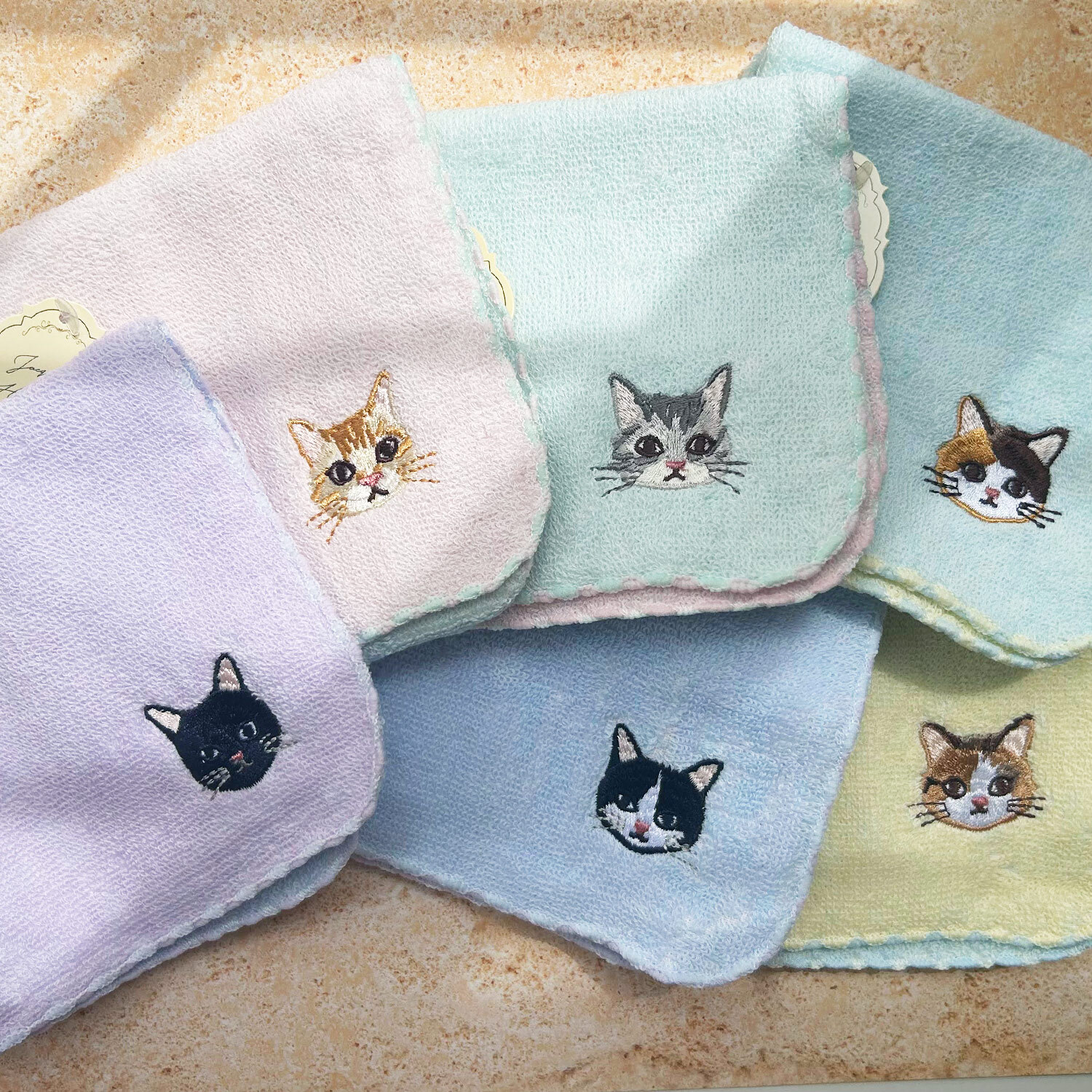 ふんわりタオルハンカチ 猫 ネコ カラーデュオハンカチ 刺繍 シンプル ワンポイント 女子高校生 彼女 プチギフト 贈り物 ふわふわ 母の日 敬老の日 猫好き おもしろ タオル ハンカチ ギフト 誕生日 ほんの気持ち プチプラ 子供 大人 ママ 母