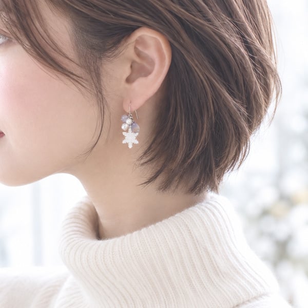ホワイトスノードロップピアス/イヤリング【日本製】雪の結晶