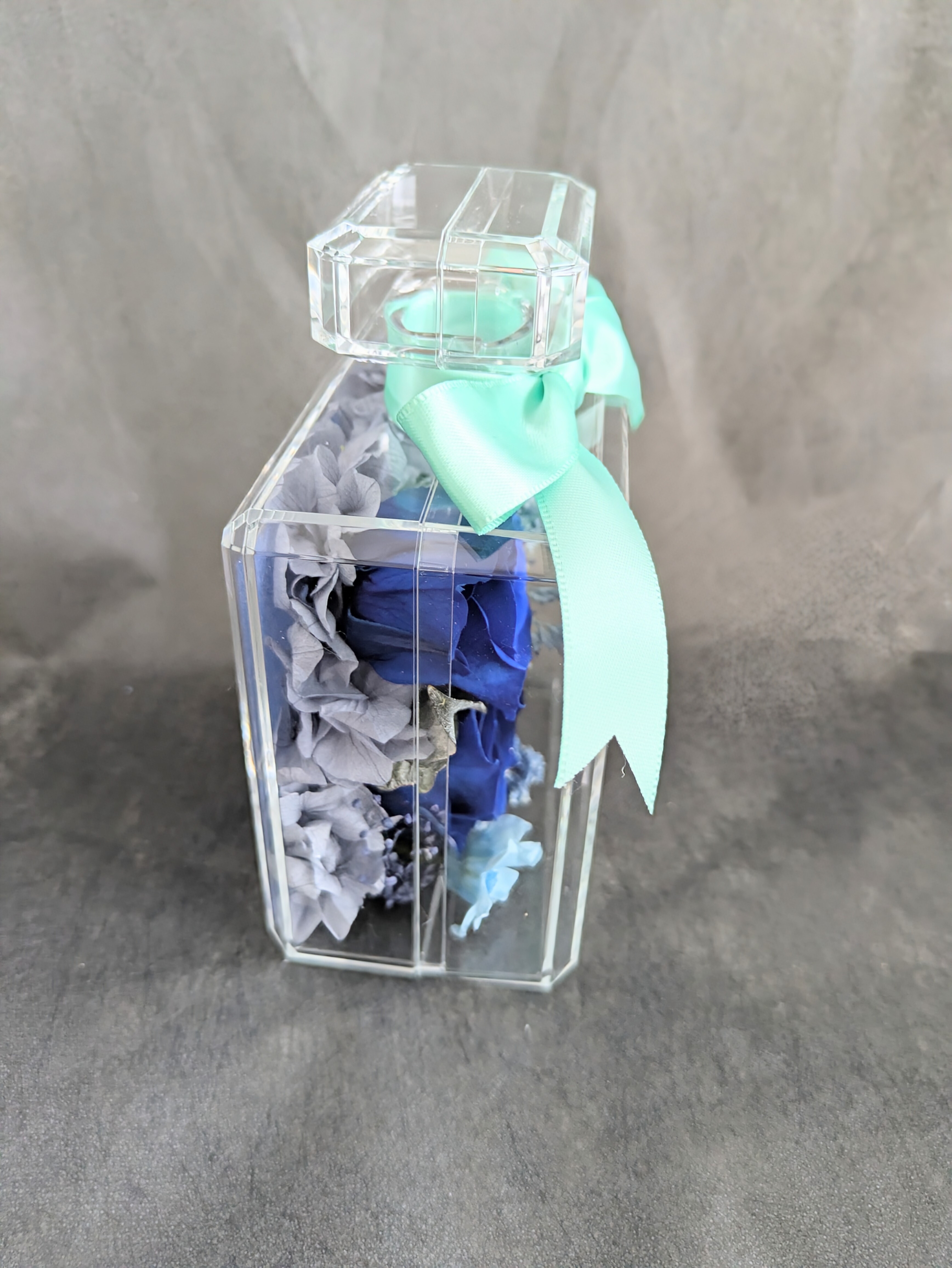 プリザーブドフラワー／青い薔薇と小花の香水瓶ギフト(ピンクと白い薔薇のカラーバリエーションあり)