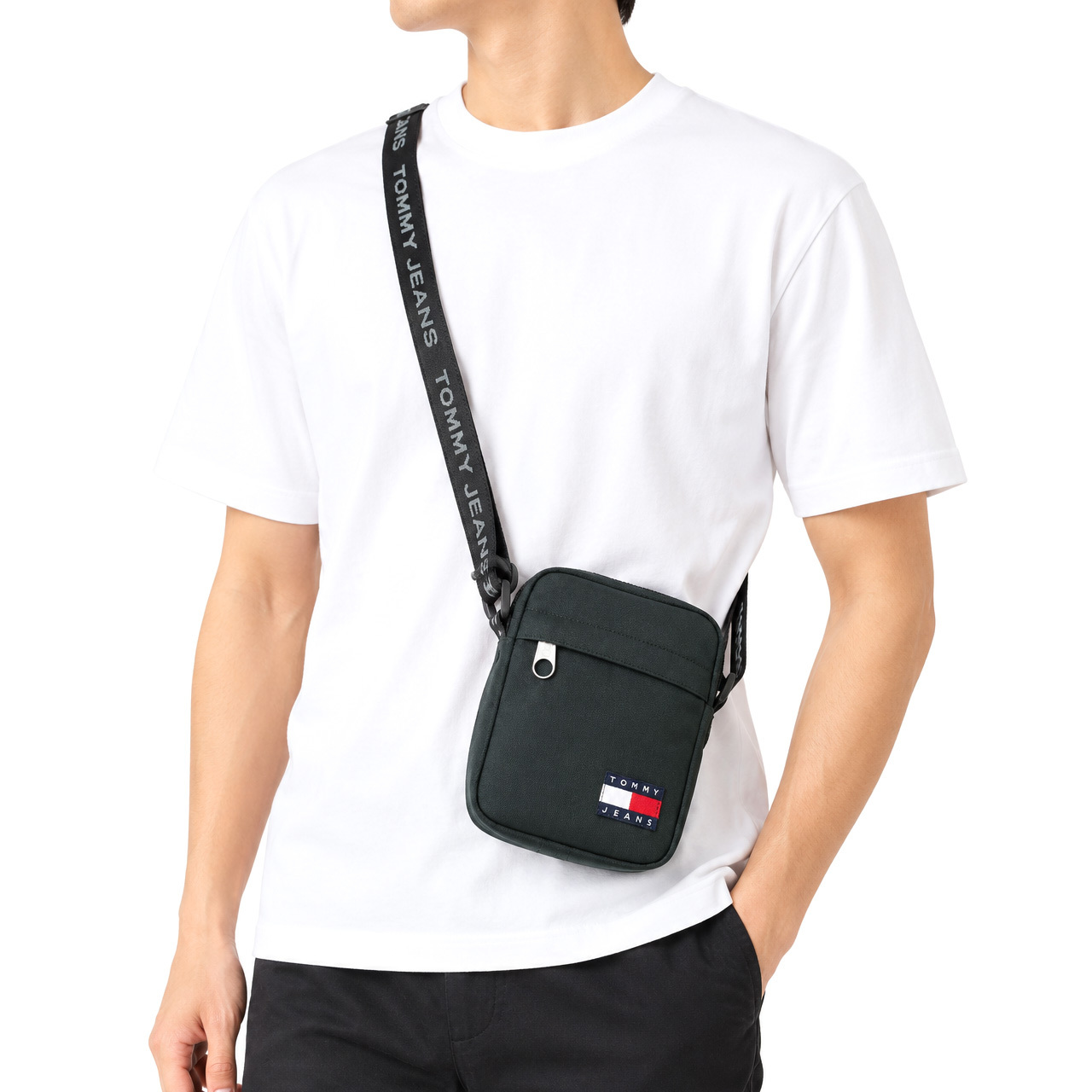 トミーヒルフィガー トミージーンズ クロスバッグ TOMMY HILFIGER TOMMY JEANS ショルダーバッグ クロスボディ 1.6L 斜め掛け ユニセックス メンズ レディース AM0AM13710 BDS 【ラッピング無料 誕生日 お祝い プレゼント ギフト 贈り物】 送料無料