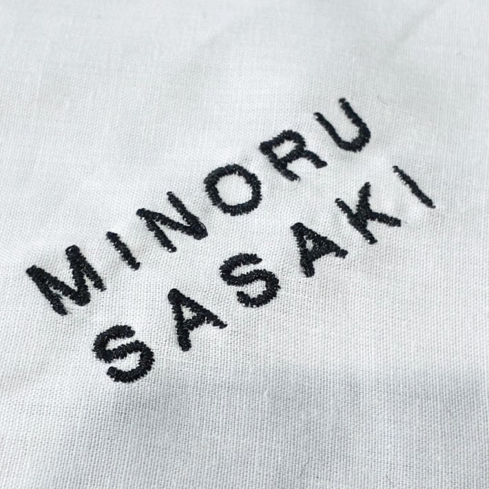 【名入れ 刺繍】【30枚以上で購入可能】座席札 名入れ ハンカチ《キャンブリック》(名入れハンカチ ギフト プレゼント 結婚式 結婚祝い 引出物 記念品 贈り物 ハンドタオル タオルハンカチ ハンカチタオル おしゃれ かわいい 雑貨 ハンカチ 綿100％ 日本製）