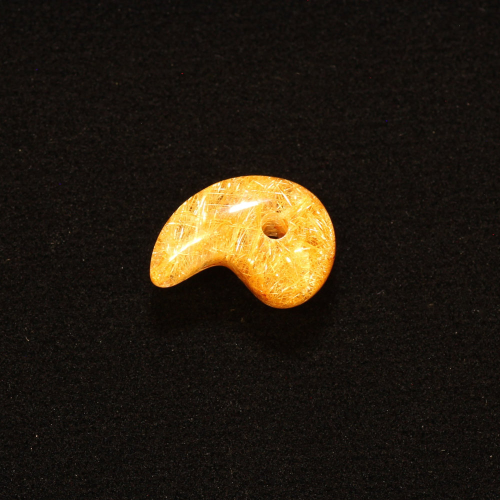 天然石 勾玉ゴールドルチル 約0.6g 丸みのあるふっくらしたフォルム 仕事運 成功 お守り GHM53 交換用ゴム＆巾着付 財運 石 京海堂