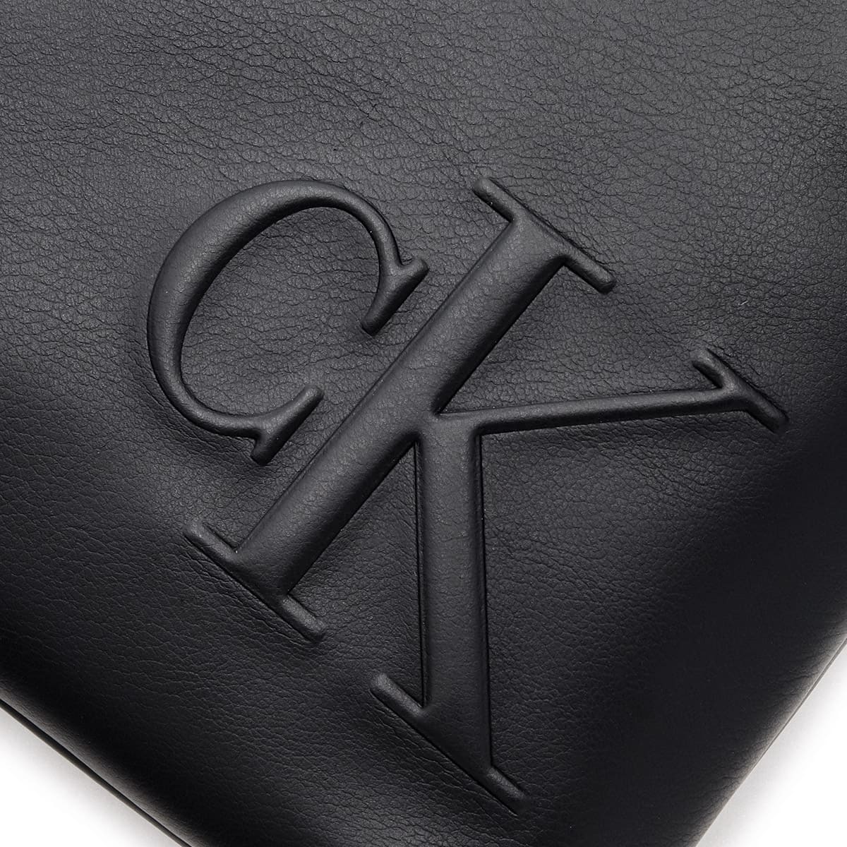 カルバンクライン ショルダーバッグ メンズ Calvin Klein BOLD CK FLATPACK 斜めがけ クロスボディ 薄型 フラット ミニショルダー ロゴ ブラック 黒 ポリウレタン コンパクト LV04D3344G-UB1