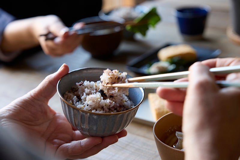 軽量 お茶碗 しのぎ 11cm 390ml TAMAKI 和の器｜おしゃれ かわいい シンプル｜お茶碗 ご飯茶碗 飯碗 和食器｜電子レンジ・食洗機対応｜ペア カフェ風｜北欧 韓国 台湾風｜滷肉飯 魯肉飯 ルーローハン｜ギフト 新生活 プレゼント【TOTU】