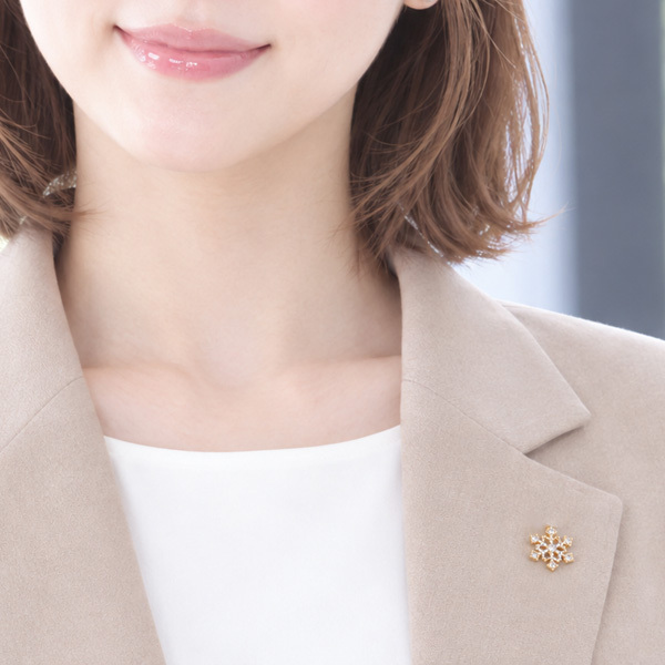【クリスタル雪の結晶【New】タックピン/ラペルピン【日本製】】スーツの胸元のアクセサリーにラグジュアリー感漂うタイバーを！結婚式/謝恩会/卒業式/入学式/入園式/ユニーク/メンズ/レディース