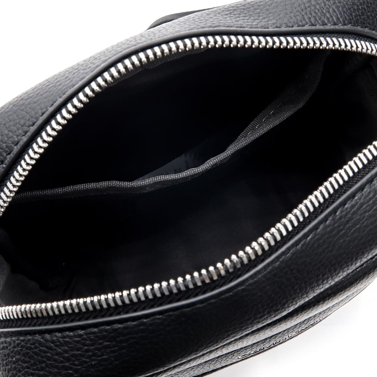 カルバンクライン ショルダーバッグ メンズ Calvin Klein EMBLEM AOP EMBOSS REPORTER 斜めがけ クロスボディ ミニショルダー ロゴ型押し ブラック 黒 ポリウレタン コンパクト 通勤 LV04D3331G-UB1