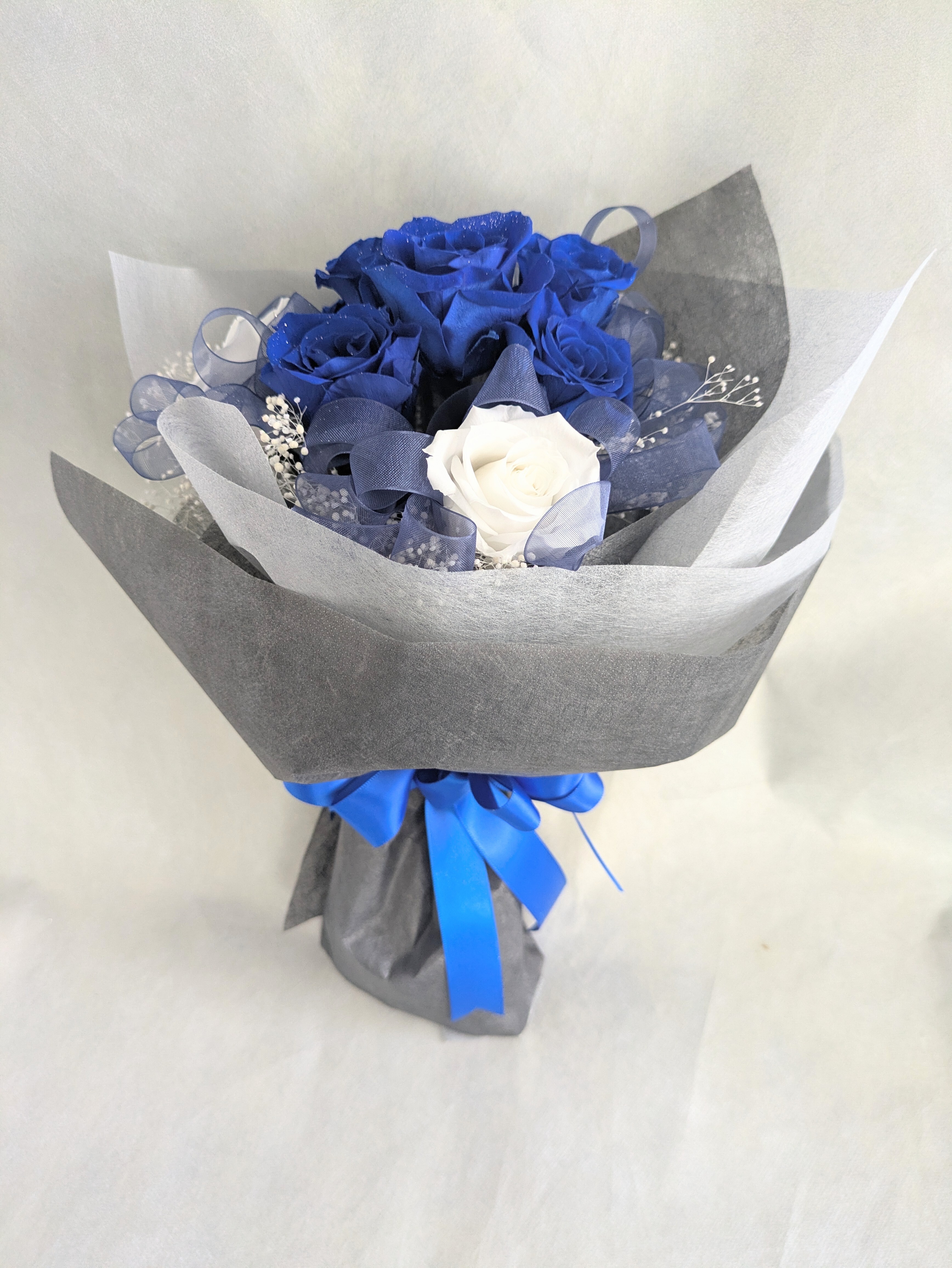 プリザーブドフラワー／青い薔薇と白い薔薇輪のふんわりかすみ草の花束（黒グレー花束ラッピング）