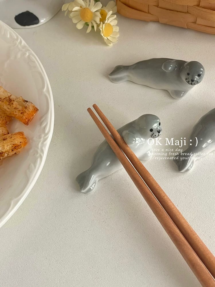 箸置き 2個セット アザラシ 陶器製 かわいい おしゃれ カトラリーレスト スプーン置き 箸枕 食器 卓上小物 シンプル 北欧風 キッチン雑貨 食卓 テーブルウェア 来客用 プレゼント