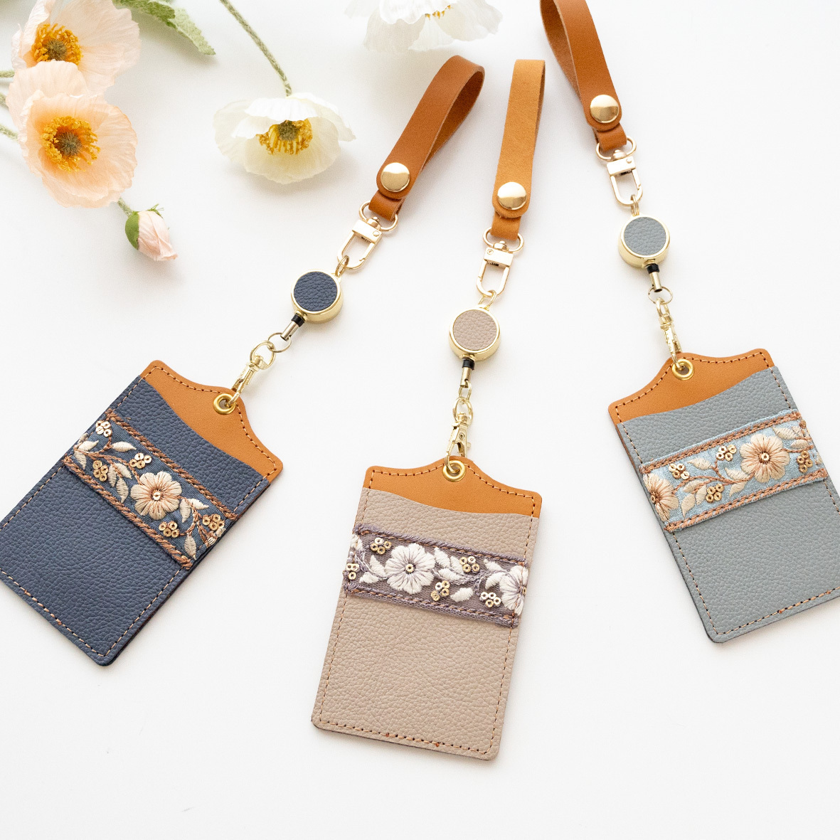 パスケース リール付き 【 インド刺繍 01 × シュリンクレザー 】 本革 レザー 刺繍 リボン 定期入れ 新生活