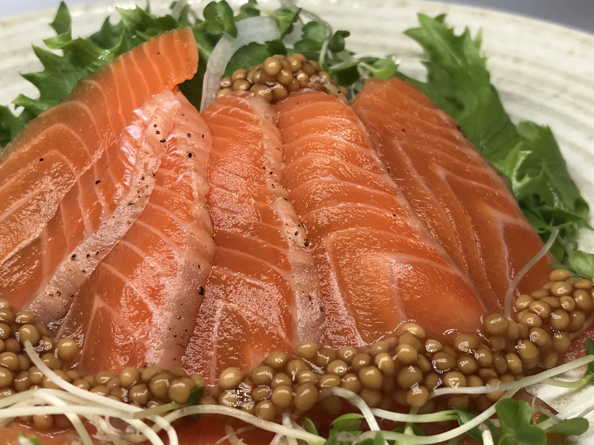 スモークサーモン 200g 燻製 惣菜 鳥取県産琴浦グランサーモンを使用。岩塩で仕込み、北海道産山桜とスモークピートで冷燻したマイルドなスモークサーモン。2022年度鳥取県特産品コンクール優良賞受賞。