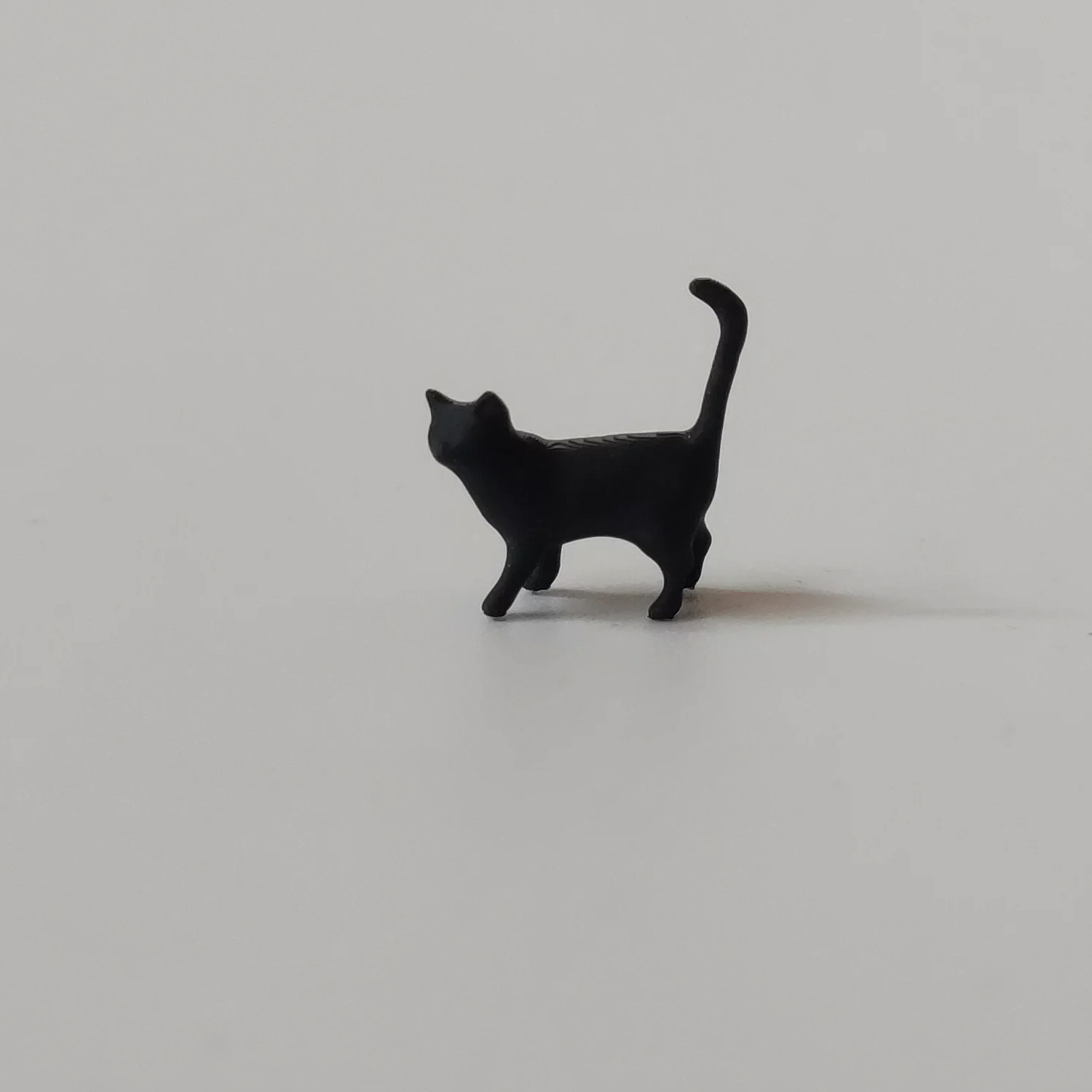 猫 置物 2個セット 黒猫 白猫 ミニチュア フィギュア 小さめ ネコ オブジェ シンプル かわいい 動物 モデル インテリア雑貨 卓上 飾り 棚 デスク 玄関 リビング 撮影小物