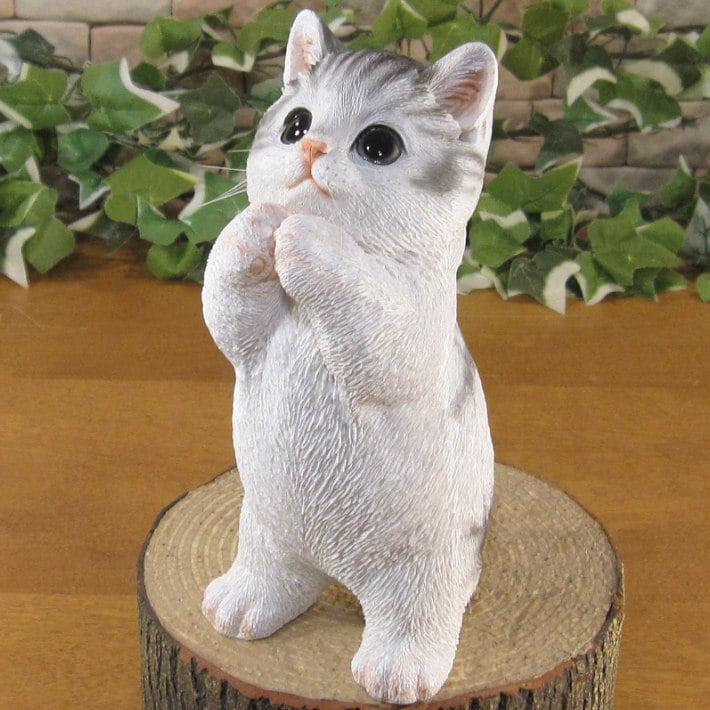 猫　置物 リアル　シンお願いキャット　１　ホワイト＆グレー　ネコ　動物オブジェ　ガーデン　オーナメント　店舗　カウンター　装飾　オブジェ　インテリア　玄関先　庭　ねこ好きさん人気ギフト　動物人気ギフト　クリスマスプレゼント　お誕生日祝い　母の日人気　父の日人気　敬老の日人気