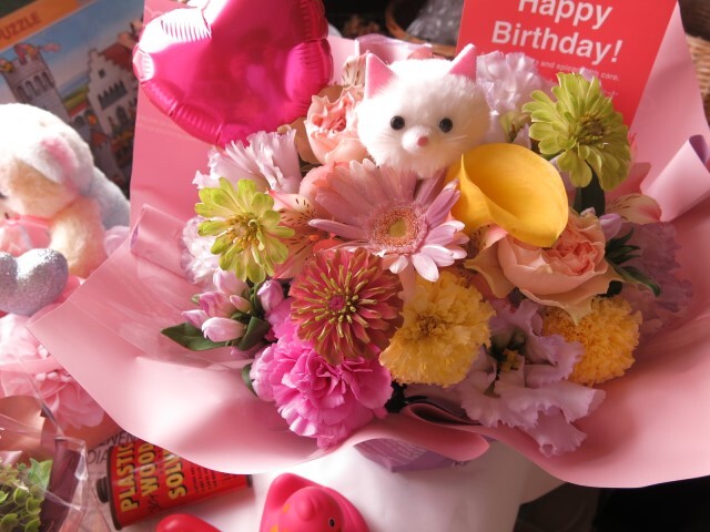 ネコ ねこ 猫入り フラワーアレンジメント 誕生日 デザイナーにおまかせ 生花使用 