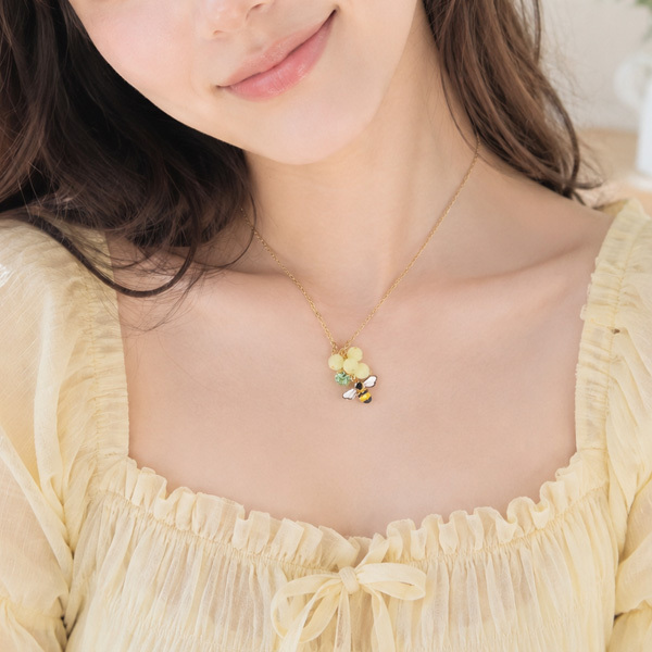 【ミモザと蜂ネックレス☆日本製】パーティや結婚式にもお勧め♪華奢ネックレスが可愛い/レディース/プレゼント/誕生日/クリスマス/ウェディング/発表会/パーティー/春/苺