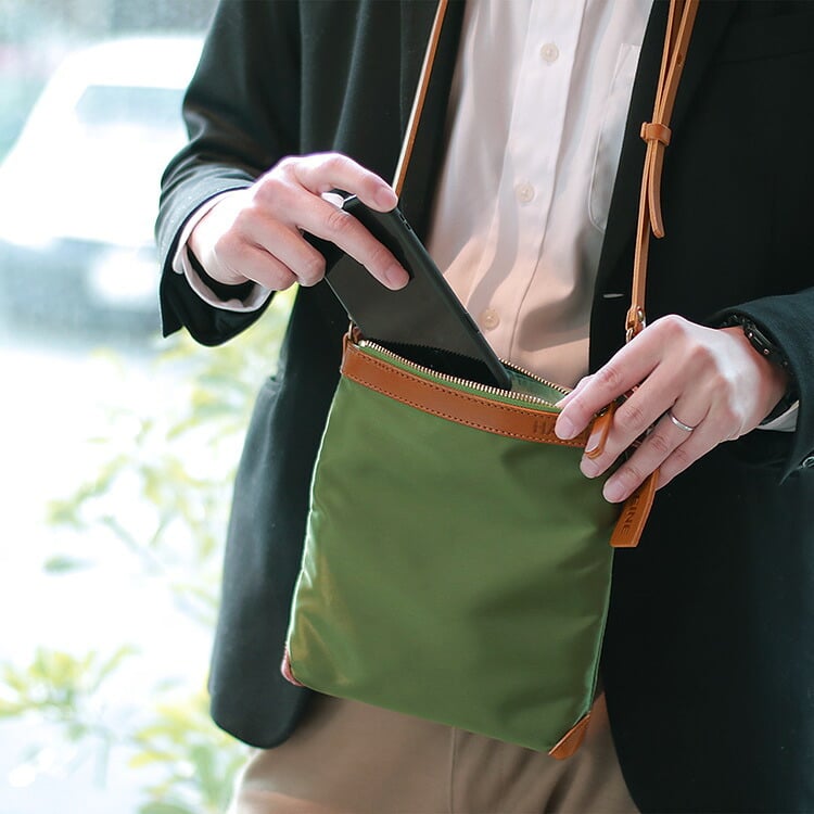 サコッシュ メンズ HALEINE 日本製 ナイロン 栃木レザー たつのレザー【名入れ 可能】 ショルダーバッグ【Makuake掲載】ボディバッグ 斜めがけ 斜め掛け バッグ ミニバッグ 牛革 本革 ブランド プレゼント ギフト 4FB (07000371-mens-1r)