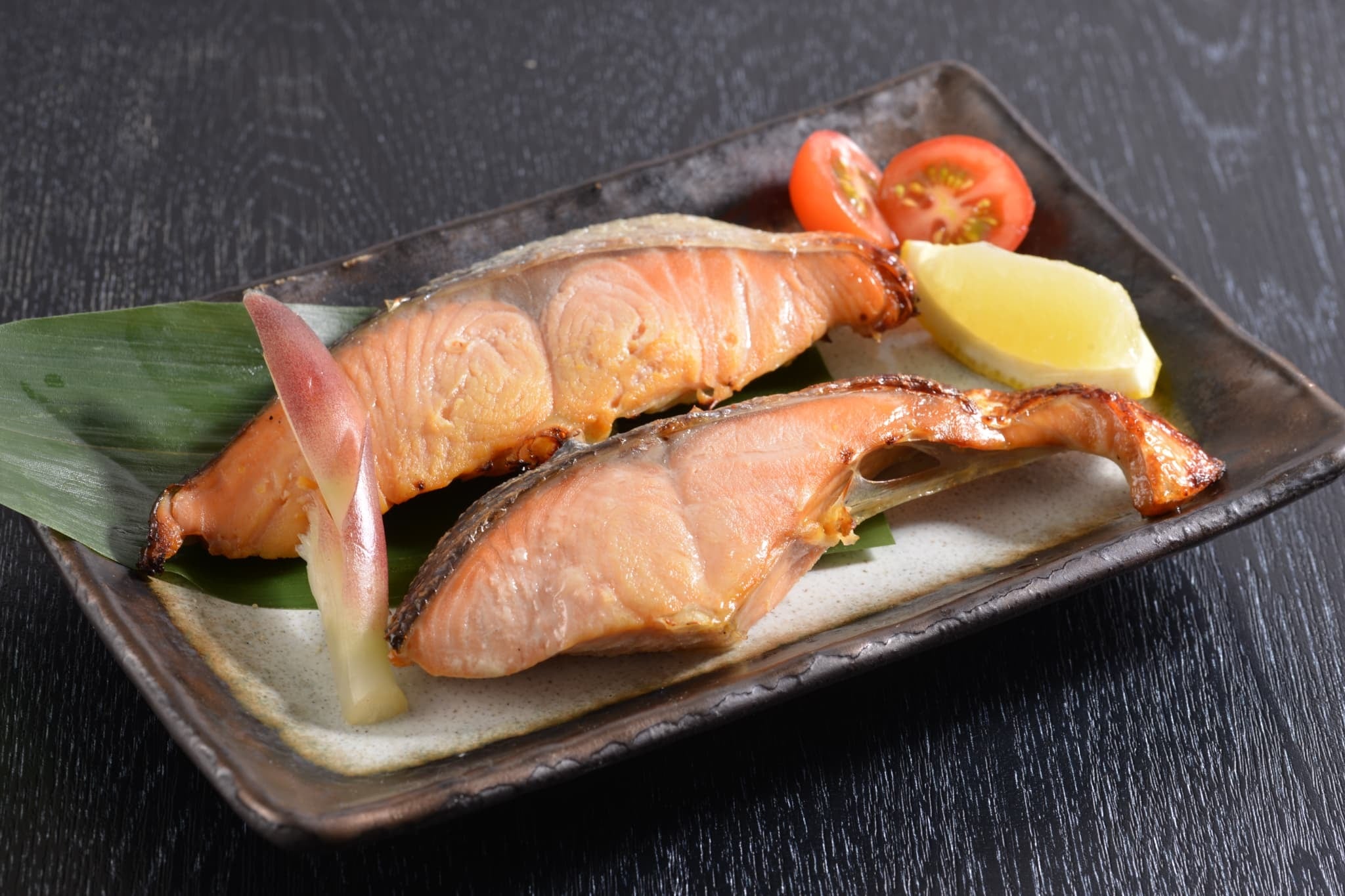 【送料無料・高級ギフト】北海道産 秋鮭西京漬＆秋鮭昆布〆セット（送料無料 プレゼント グルメ 贈り物  御祝 内祝い 景品 賞品 ご褒美 誕生日 出産祝い 結婚 上司 男 女 友達 新築 引越 送別会 定年 退職祝い 還暦  産地直送  詰合せ ギフト お歳暮 寒中見舞い）