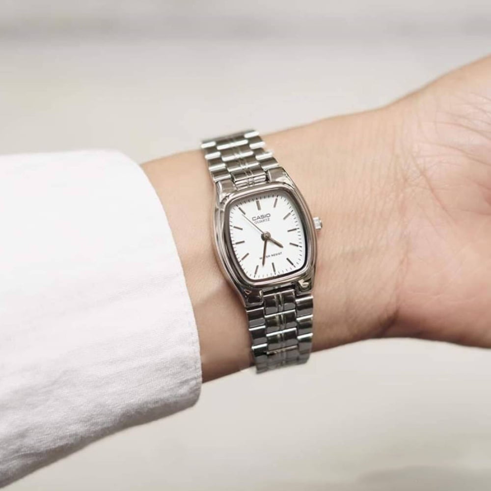 CASIO カシオ レディース 腕時計 海外モデル ホワイト シルバー スクエア 小さめ メタルベルト シンプル 女性 軽量 プレゼント ギフト 収納ケース付き 成人 卒業 入学