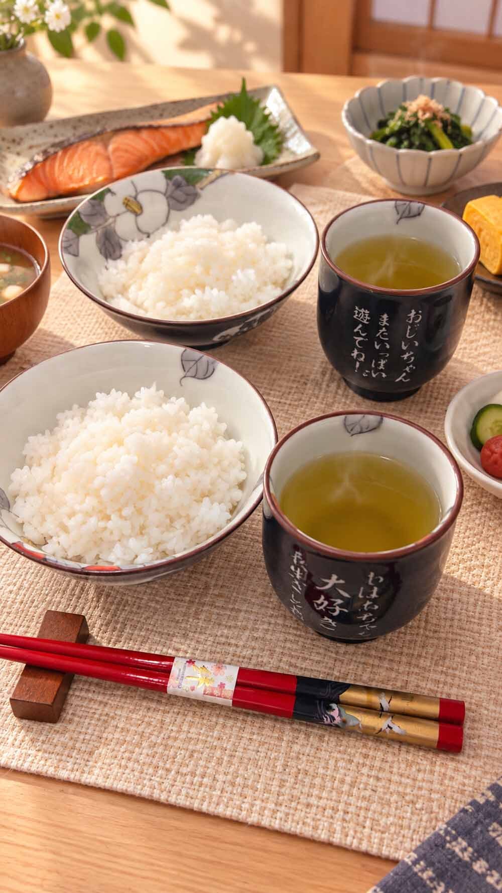 敬老の日 退職 名入れ ペアギフト SXX 波佐見焼 食器セット 内椿 赤 緑 夫婦湯呑 と 夫婦茶碗 と おまかせ箸 6点 木箱入り / プレゼント ギフト 両親 夫婦 結婚 金婚式 銀婚式 退職 記念 誕生日 長寿 祝い
