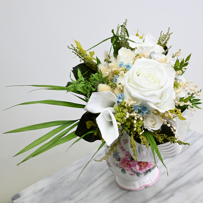 【最後の1点】記念日 誕生日 　白き祝福の花束 ― 風をまとう一輪 ―　超大輪ローズ 薔薇　つぼみ薔薇　陶器製ピッチャー　送料無料