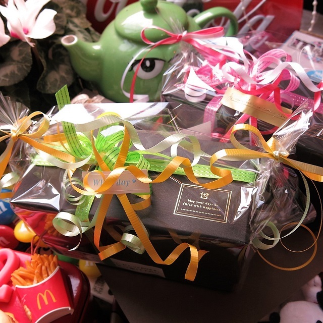 母の日 プレゼント 花 スヌーピー入り 花束風 フラワーギフト 箱を開けてサプライズ スヌーピー入り 横長ボックス プリザーブドフラワー入り ◆スヌーピーカラーはお任せとなります